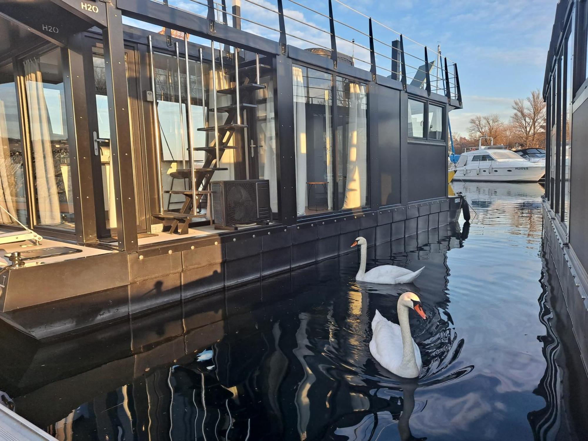 Floating Experience Black Pearl, Lago Maggiore Дормеллетто Экстерьер фото