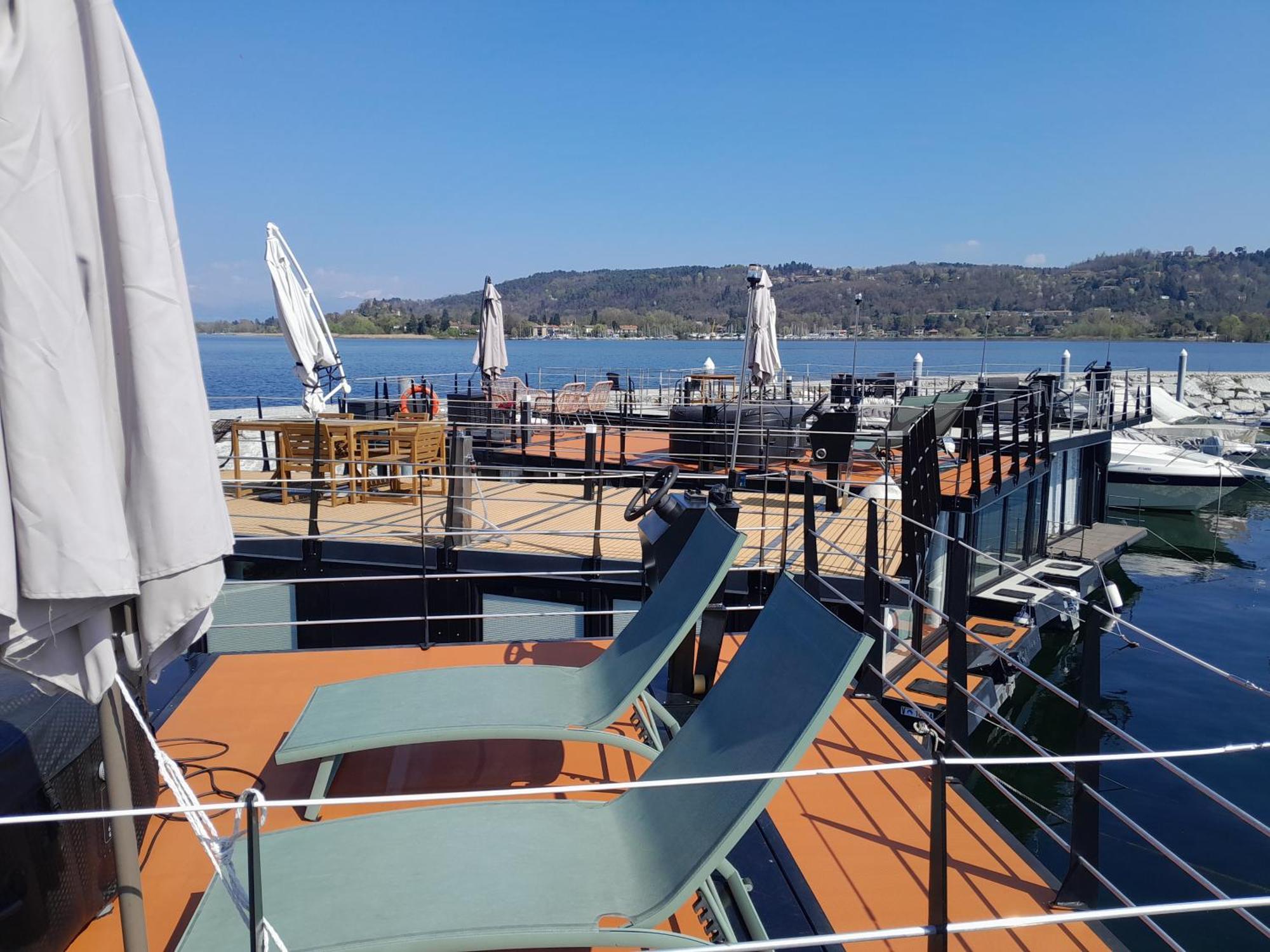 Floating Experience Black Pearl, Lago Maggiore Дормеллетто Экстерьер фото