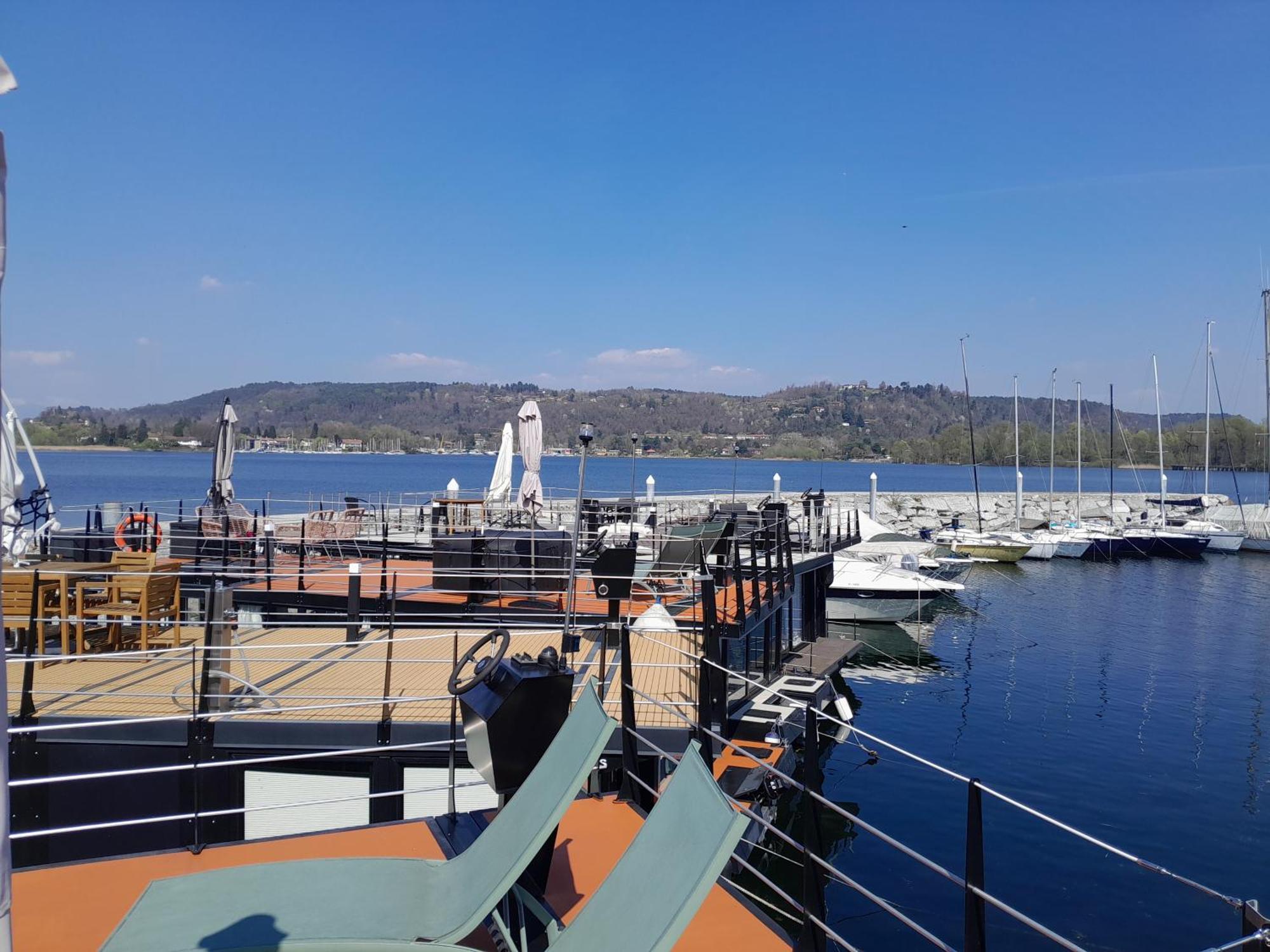 Floating Experience Black Pearl, Lago Maggiore Дормеллетто Экстерьер фото