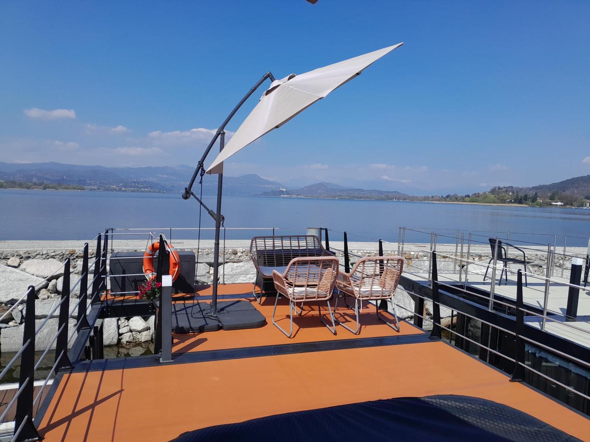 Floating Experience Black Pearl, Lago Maggiore Дормеллетто Экстерьер фото