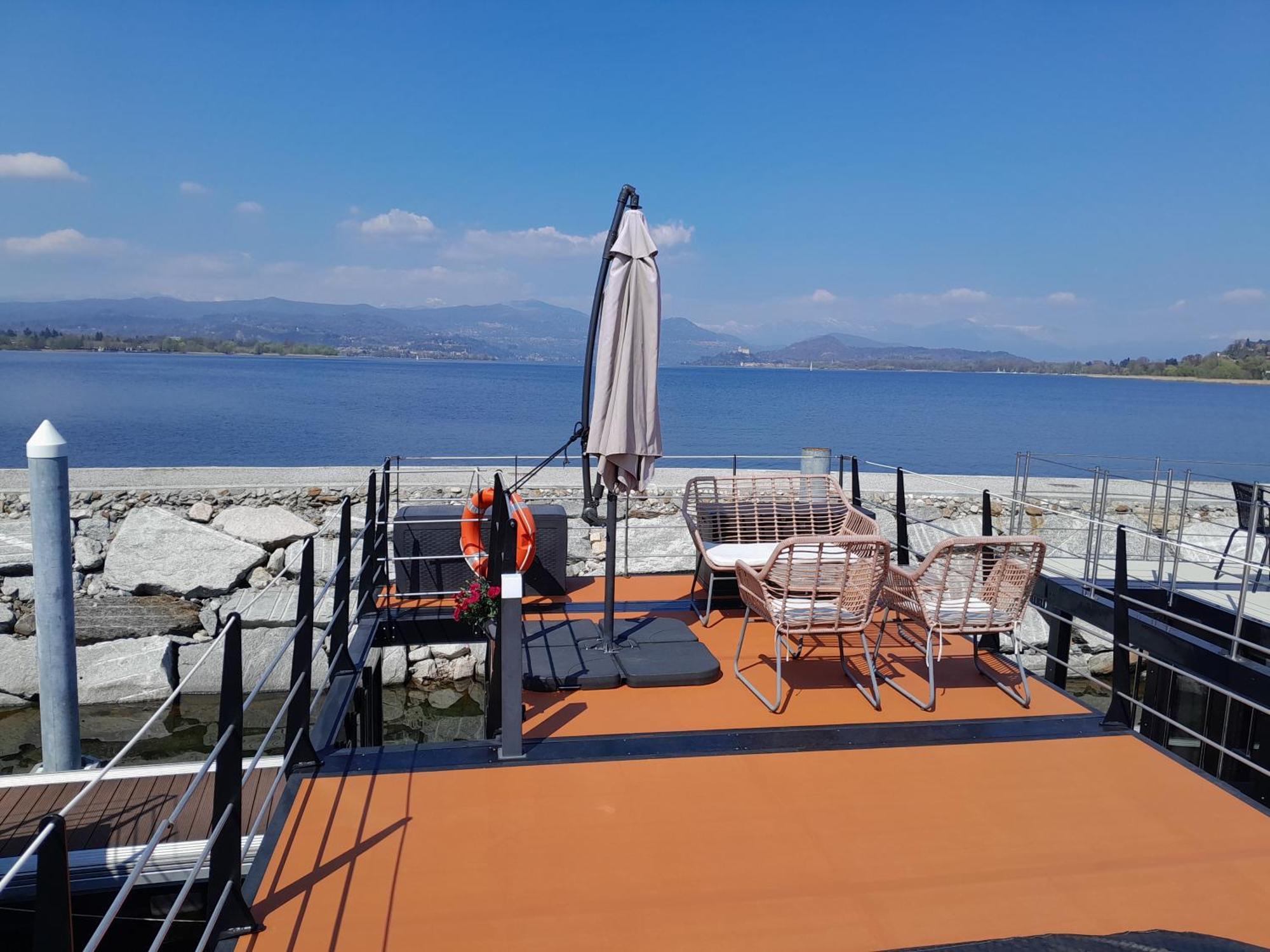Floating Experience Black Pearl, Lago Maggiore Дормеллетто Экстерьер фото