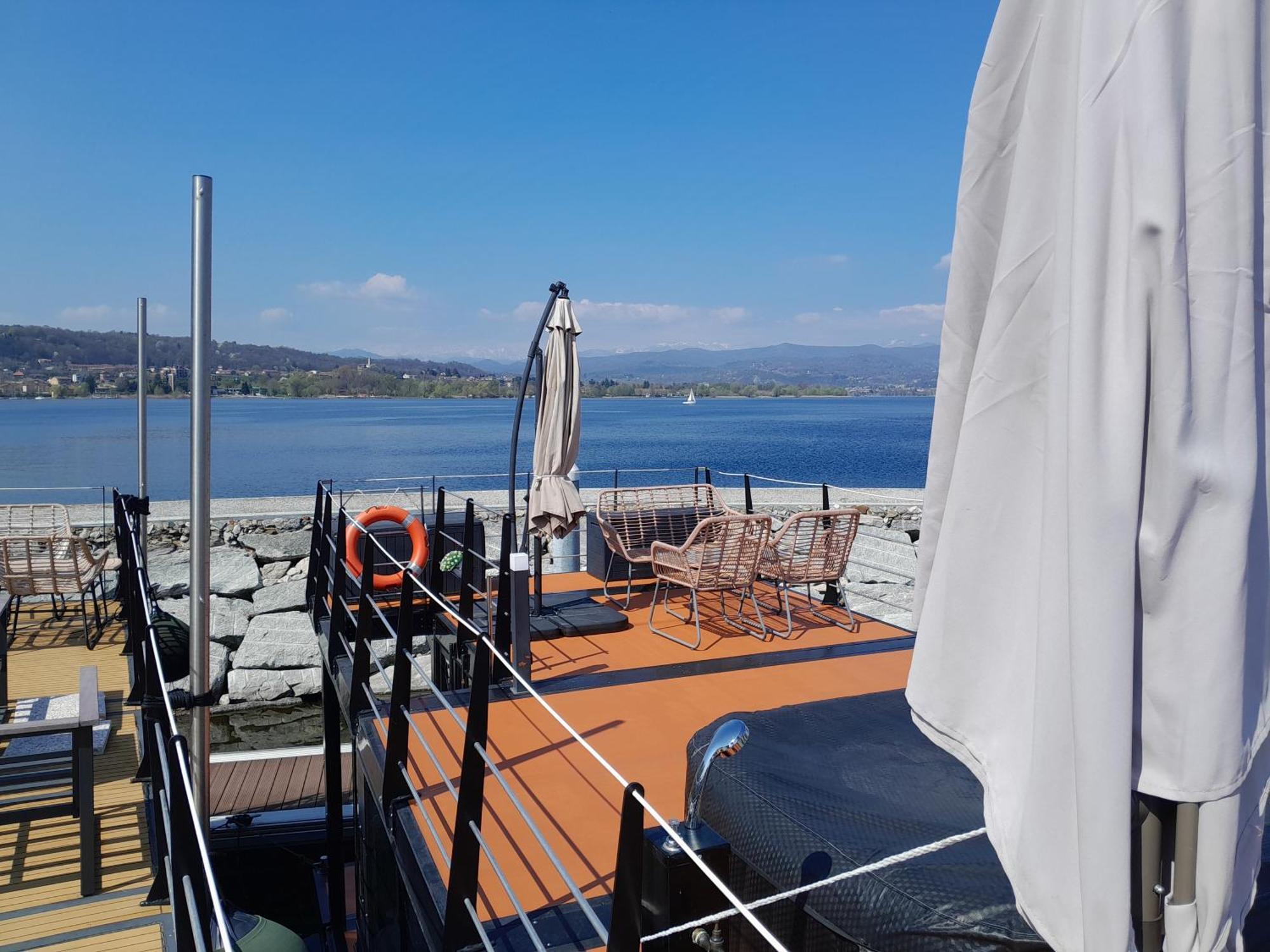 Floating Experience Black Pearl, Lago Maggiore Дормеллетто Экстерьер фото