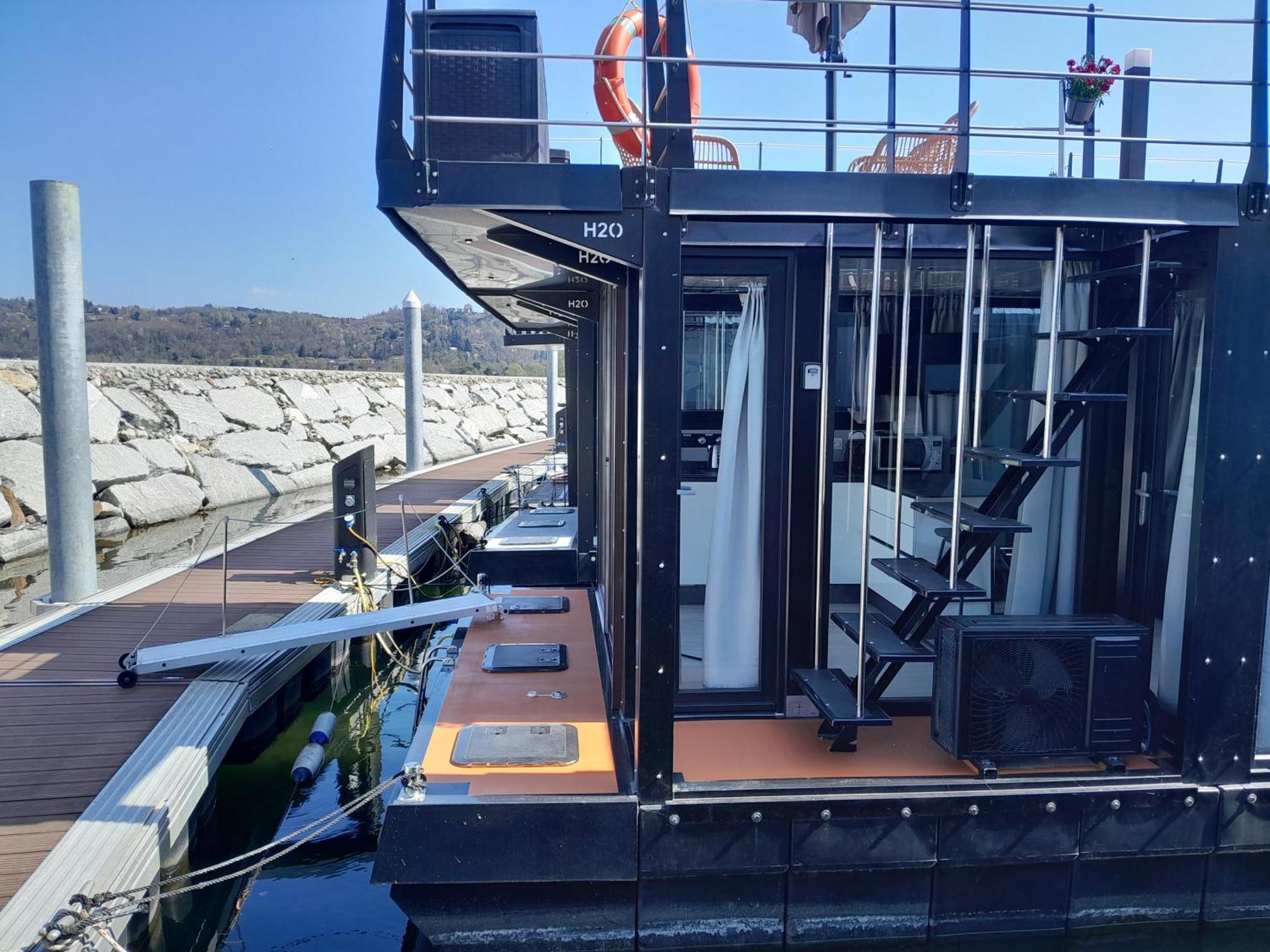 Floating Experience Black Pearl, Lago Maggiore Дормеллетто Экстерьер фото